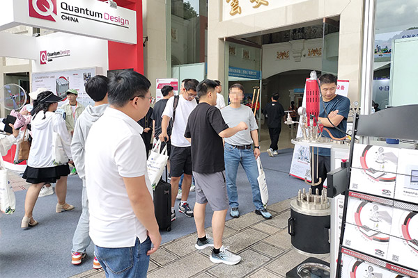 霍桐仪器展位现场升降高压反应釜、平行反应釜等展品吸引老师驻足